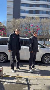 来看看三位大哥在路边等谁?老朋友又相聚啦!