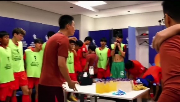 实拍:曹阳拍桌子激情鼓励国足U17,直接把万项吓出表情包😅